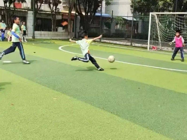 精彩纷呈的足球赛场故事扣人心弦的简单介绍