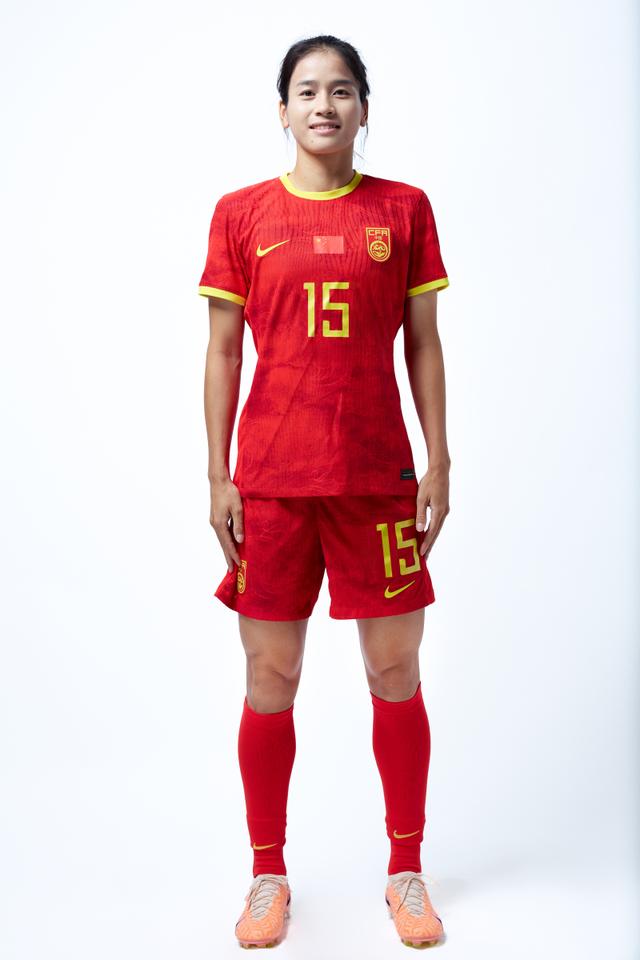 包含中国女足球员在比赛中展现出色身体素质的词条