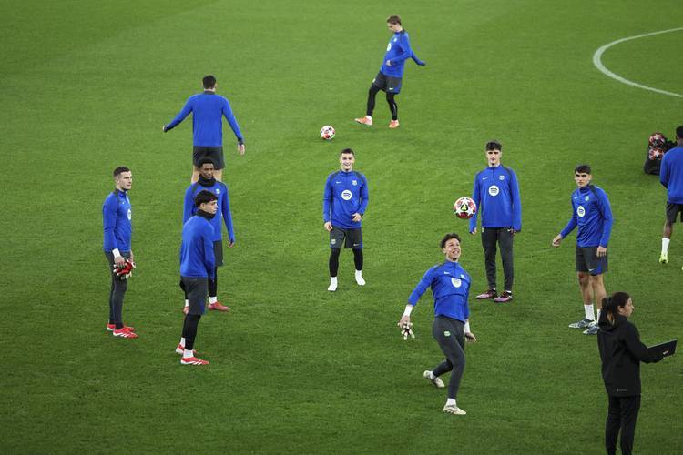 包含雷恩球队备战欧冠比赛，球员们士气高昂的词条