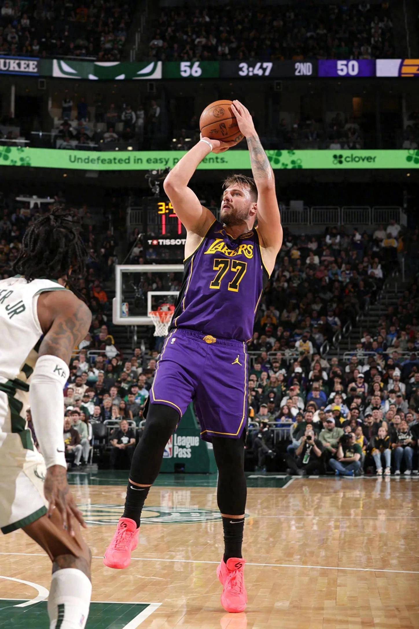 湖人狂砍冲击季后赛分，关键时刻神级表现迎来新赛季高光！的简单介绍